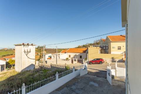 Moradia T3 renovada, em Santo Quintino - Sobral de Monte Agraço