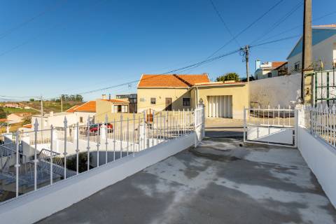 Moradia T3 renovada, em Santo Quintino - Sobral de Monte Agraço