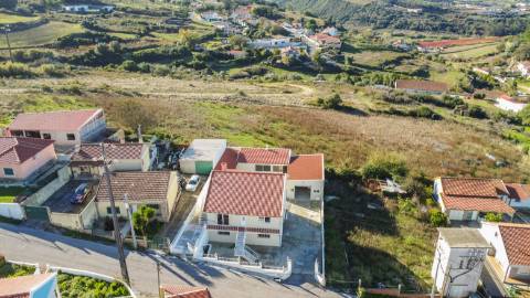 Moradia T3 renovada, em Santo Quintino - Sobral de Monte Agraço