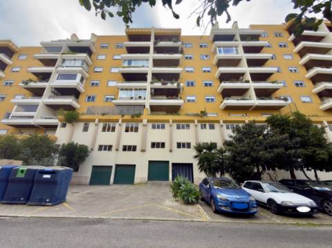 Garagem para 2 carros e arrumos nas Colinas de São Francisco Xavier | Setúbal