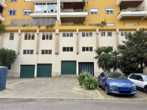 Garagem para 2 carros e arrumos nas Colinas de São Francisco Xavier | Setúbal