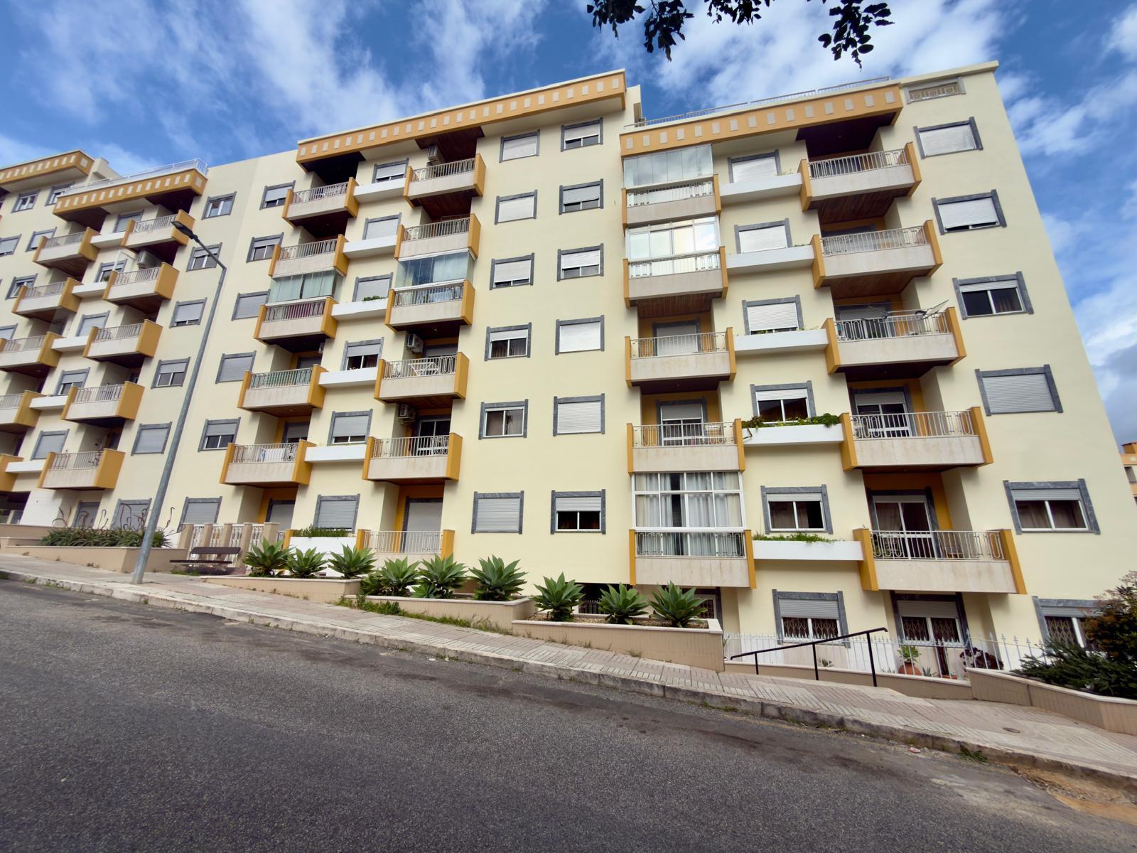 Garagem para 2 carros e arrumos nas Colinas de São Francisco Xavier | Setúbal