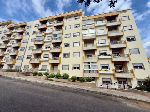 Garagem para 2 carros e arrumos nas Colinas de São Francisco Xavier | Setúbal