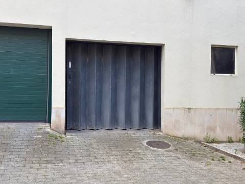 Garagem para 2 carros e arrumos nas Colinas de São Francisco Xavier | Setúbal