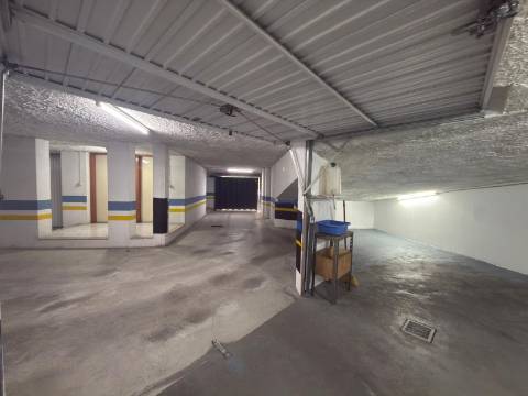 Garagem para 2 carros e arrumos nas Colinas de São Francisco Xavier | Setúbal