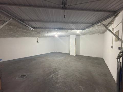 Garagem para 2 carros e arrumos nas Colinas de São Francisco Xavier | Setúbal