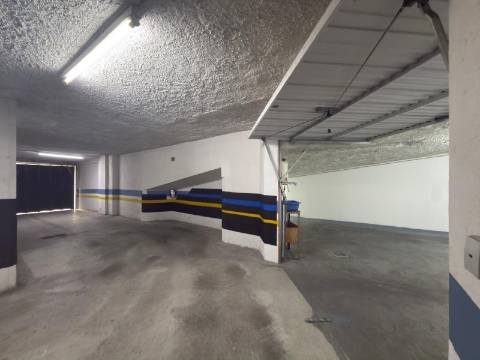 Garagem para 2 carros e arrumos nas Colinas de São Francisco Xavier | Setúbal