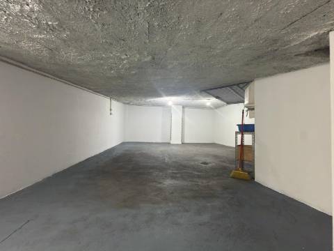 Garagem para 2 carros e arrumos nas Colinas de São Francisco Xavier | Setúbal