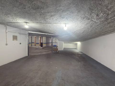 Garagem para 2 carros e arrumos nas Colinas de São Francisco Xavier | Setúbal