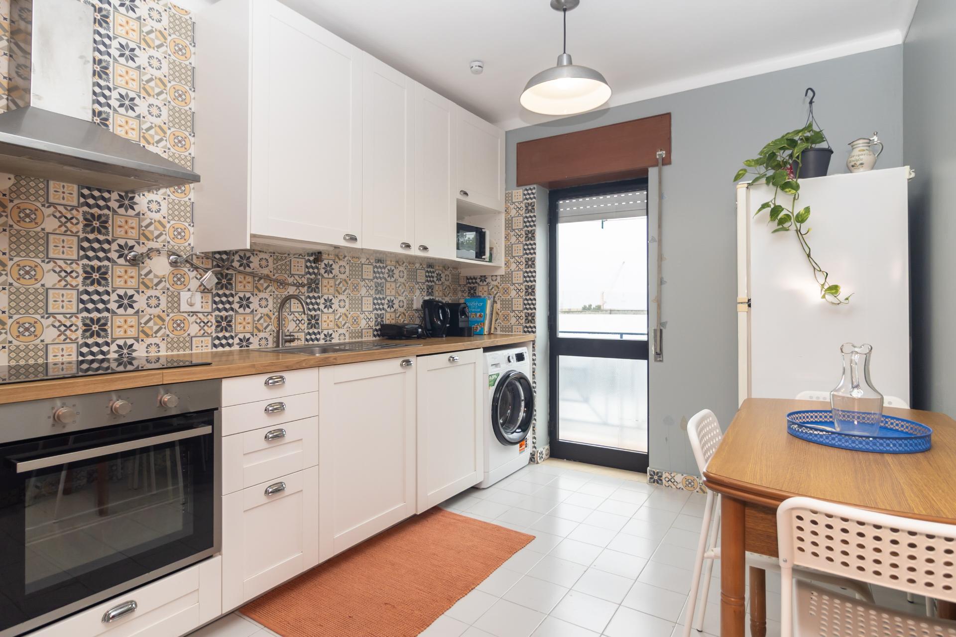 Apartamento T2 em Vila Maria - Semi-Renovado e Mobilado