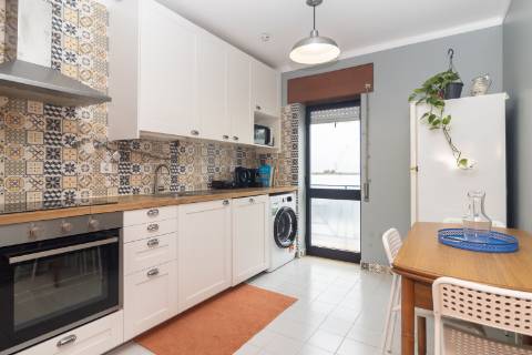 Apartamento T2 em Vila Maria - Semi-Renovado e Mobilado