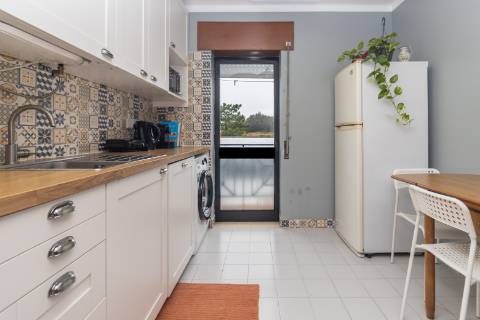 Apartamento T2 em Vila Maria - Semi-Renovado e Mobilado