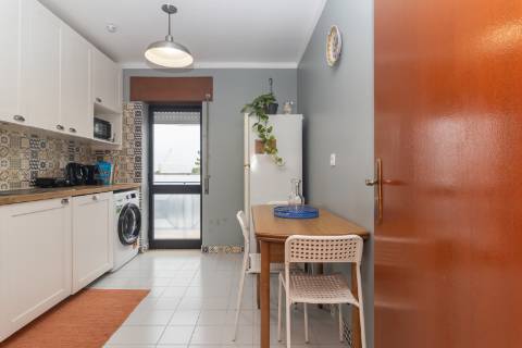 Apartamento T2 em Vila Maria - Semi-Renovado e Mobilado