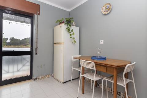 Apartamento T2 em Vila Maria - Semi-Renovado e Mobilado