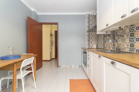 Apartamento T2 em Vila Maria - Semi-Renovado e Mobilado
