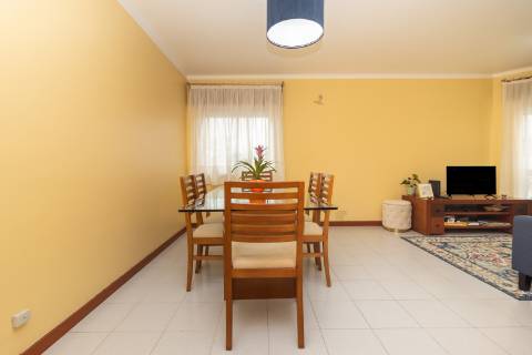 Apartamento T2 em Vila Maria - Semi-Renovado e Mobilado