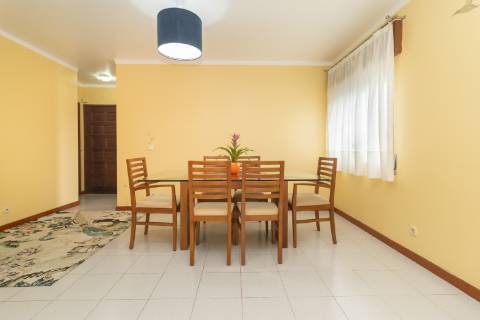 Apartamento T2 em Vila Maria - Semi-Renovado e Mobilado
