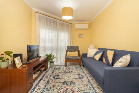 Apartamento T2 em Vila Maria - Semi-Renovado e Mobilado
