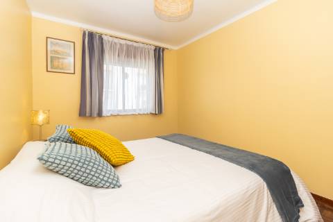 Apartamento T2 em Vila Maria - Semi-Renovado e Mobilado