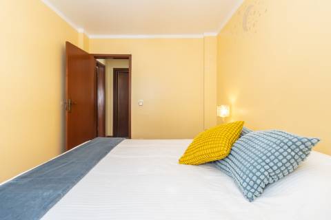 Apartamento T2 em Vila Maria - Semi-Renovado e Mobilado