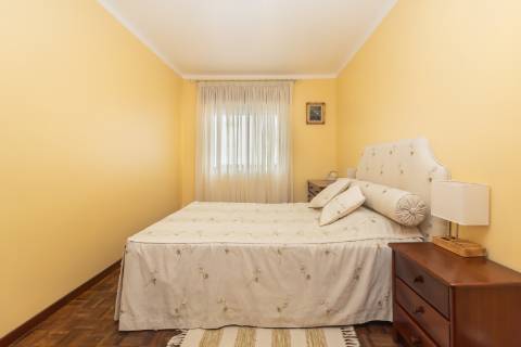 Apartamento T2 em Vila Maria - Semi-Renovado e Mobilado