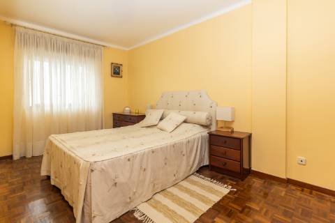Apartamento T2 em Vila Maria - Semi-Renovado e Mobilado