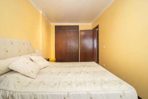 Apartamento T2 em Vila Maria - Semi-Renovado e Mobilado
