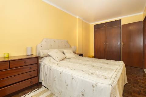 Apartamento T2 em Vila Maria - Semi-Renovado e Mobilado