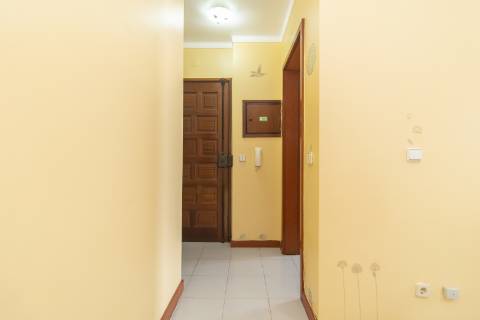 Apartamento T2 em Vila Maria - Semi-Renovado e Mobilado