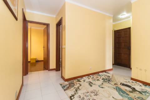 Apartamento T2 em Vila Maria - Semi-Renovado e Mobilado