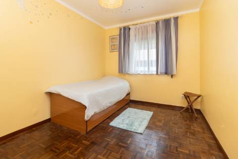 Apartamento T2 em Vila Maria - Semi-Renovado e Mobilado