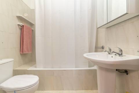 Apartamento T2 em Vila Maria - Semi-Renovado e Mobilado
