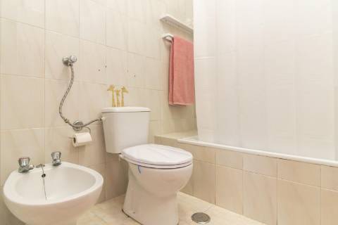 Apartamento T2 em Vila Maria - Semi-Renovado e Mobilado
