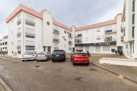 Apartamento T2 em Vila Maria - Semi-Renovado e Mobilado