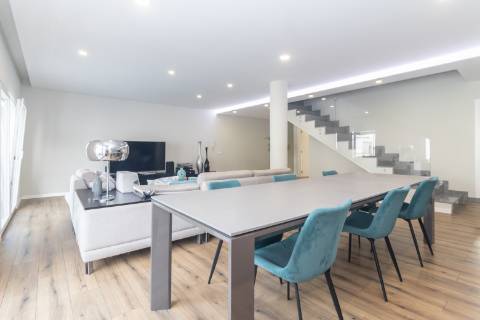 Moradia T4 com piscina e garagem nas Manteigadas | Setúbal