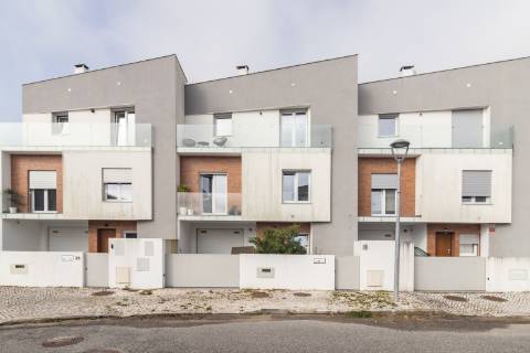 Moradia T4 com piscina e garagem nas Manteigadas | Setúbal