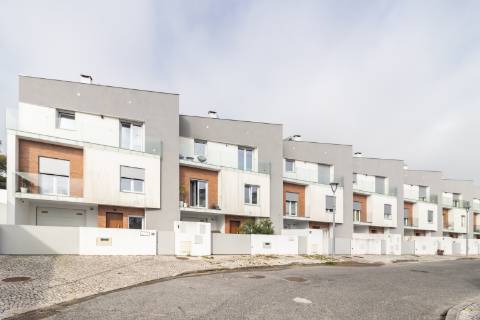 Moradia T4 com piscina e garagem nas Manteigadas | Setúbal