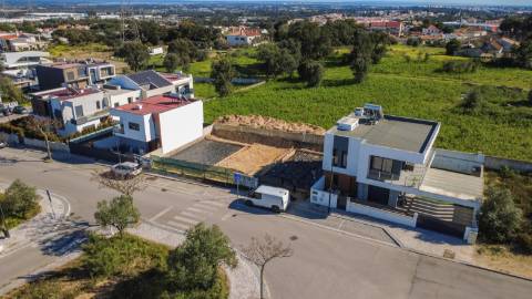 Moradia T4 moderna nas Casas da Quinta, Palmela | Jardim, luz natural e conforto