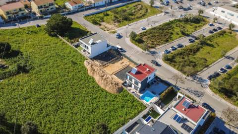 Moradia T4 moderna nas Casas da Quinta, Palmela | Jardim, luz natural e conforto