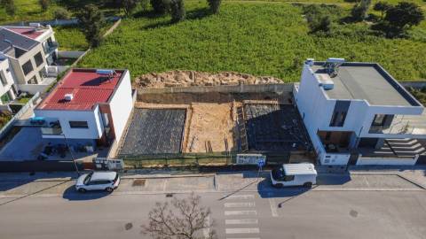 Moradia T4 moderna nas Casas da Quinta, Palmela | Jardim, luz natural e conforto