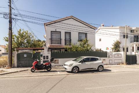 Andar de Moradia T3 com Entrada Independente e Espaço Exterior na Quinta do Conde