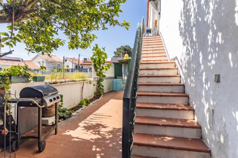 Andar de Moradia T3 com Entrada Independente e Espaço Exterior na Quinta do Conde
