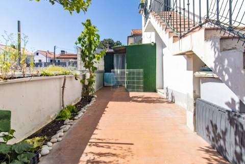 Andar de Moradia T3 com Entrada Independente e Espaço Exterior na Quinta do Conde