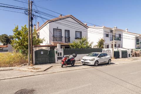 Andar de Moradia T3 com Entrada Independente e Espaço Exterior na Quinta do Conde
