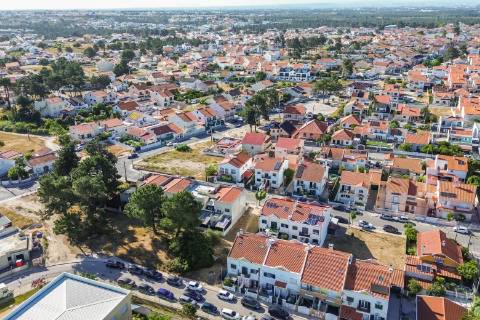 Andar de Moradia T3 com Entrada Independente e Espaço Exterior na Quinta do Conde