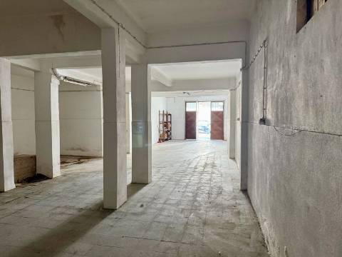 Garagem / Armazém na Camarinha com casa de banho | Setúbal