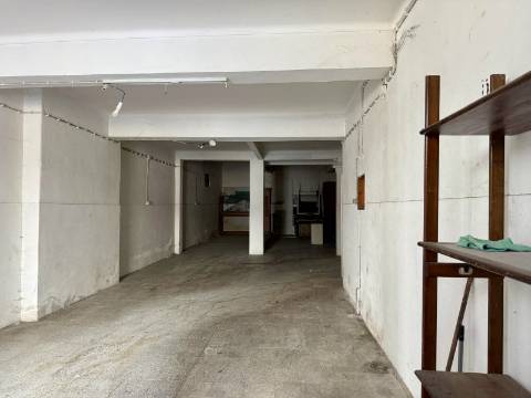 Garagem / Armazém na Camarinha com casa de banho | Setúbal