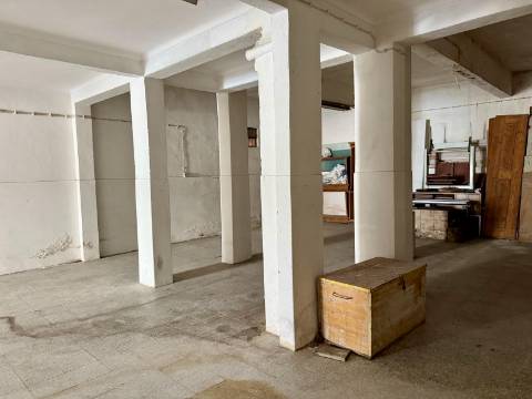 Garagem / Armazém na Camarinha com casa de banho | Setúbal