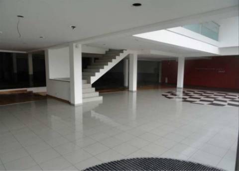 Armazém com 832 m2, em Espinho.