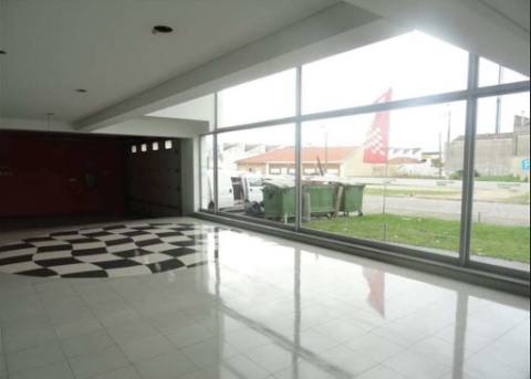 Armazém com 832 m2, em Espinho.
